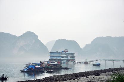 Trước ngày 20/5, nhà bè ven bờ Vịnh Hạ Long thuộc phường Hồng Hà (TP Hạ Long) phải di dời