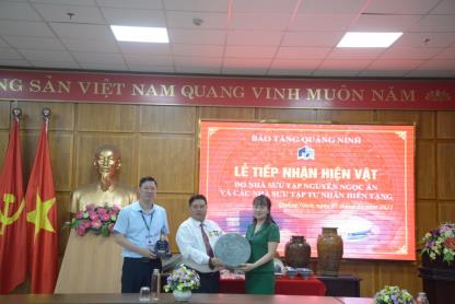 Bảo tàng Quảng Ninh tiếp nhận hiện vật do tư nhân hiến tặng
