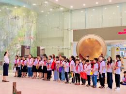 Học sinh trường tiểu học Nguyễn Bá Ngọc  tham quan Bảo tàng Quảng Ninh 